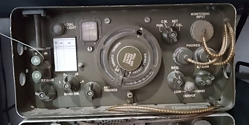 Archivo JPG, fotografía del radio militar ANGR-5 recibiendo la telegrafía de la estación