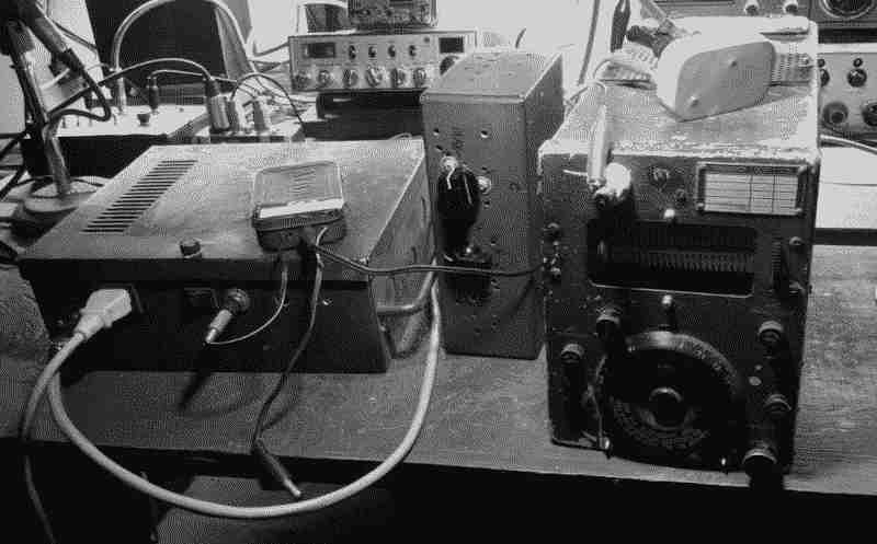 Archivo jpg donde aparece el transmisor ARC5 modelo T-22 de mi colección, además de un sintonizador de antena y la fuente de poder