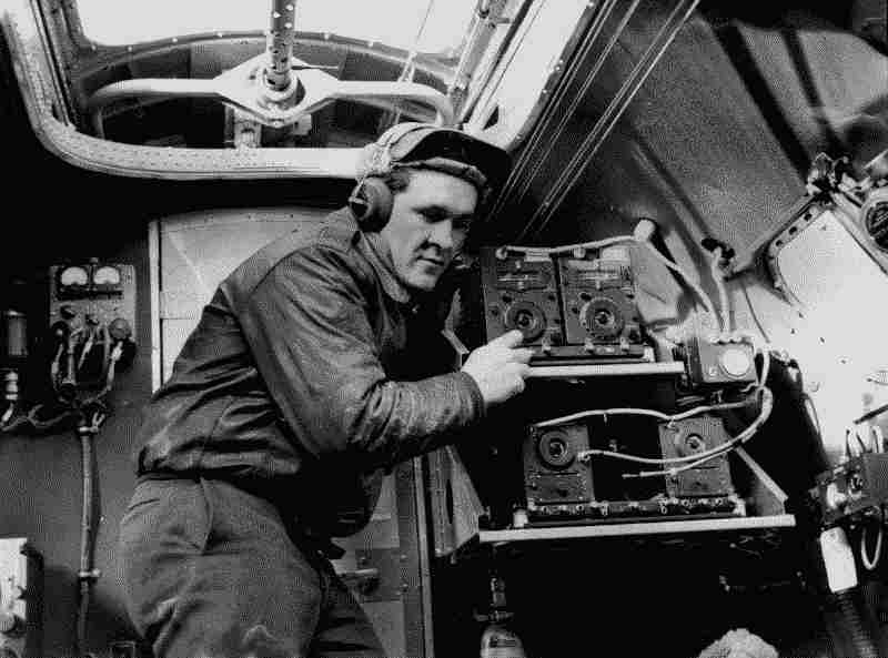 Archivo jpg donde aparece un operador en el cuarto de radio del bombardero B-17 Flying Fortress