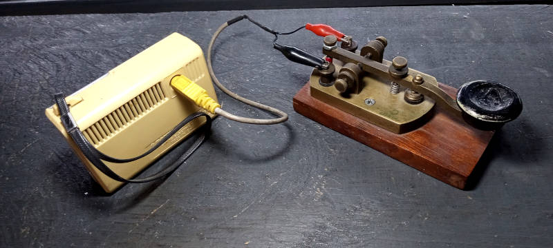 Radio como oscilador de audio para practicar telegrafía parte de atrás