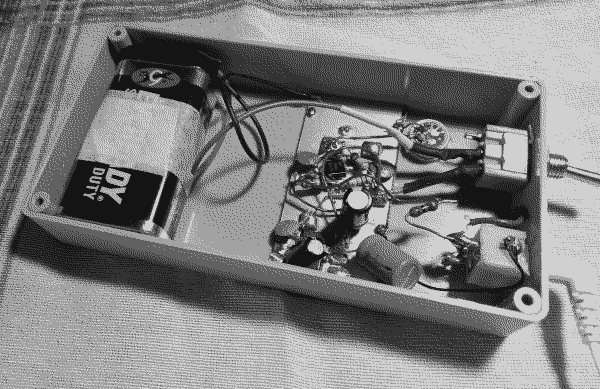 Archivo GIF. Fotografía donde se observa el circuito dentro de la caja de plástico que lo albergará y que además contiene apagador y batería de 9 voltios.