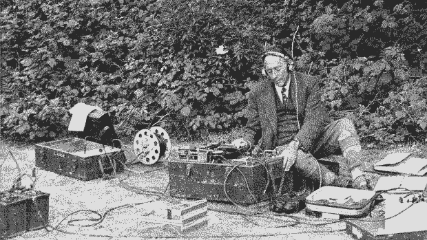 Archivo gif donde aparece Ludwig Koch con su equipo de grabación de campo