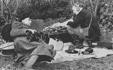 Archivo gif donde aparece Ludwig Koch con otra persona, ambos con audífonos y realizando una grabación