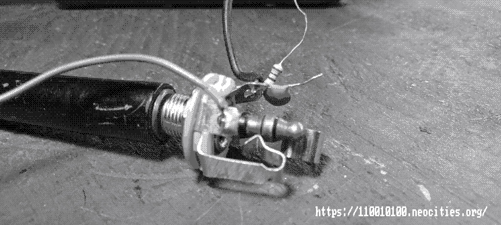Archivo gif de una foto se muestra conectado el plug PL-68 del micrófono en el jack de 6.35 milímetros, resistencia y capacitor. 