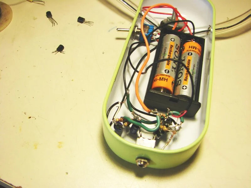 Archivo JPG. Foto, se instala porta pilas, los micrófonos llevan 2 baterías doble A, y se soldan transistores y resistencias.