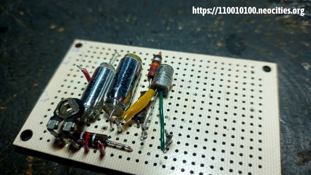 Archivo JPG de fotografía donde se ven componentes electrónicos antiguos soldados sobre un PCB perforado