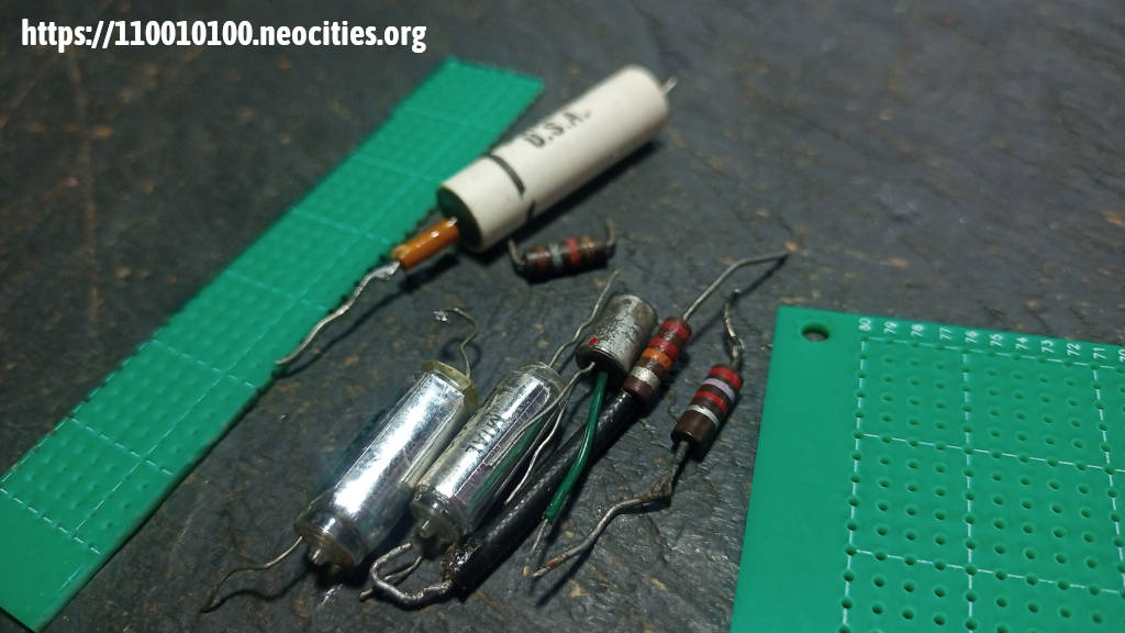Archivo JPG de fotografía donde se ven algunos componentes electrónicos antiguos