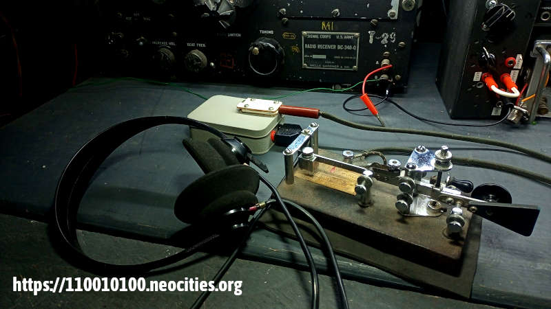 Archivo JPG de una foto donde aparece la caja del oscilador, un vibroplex y audífonos de alta impedancia