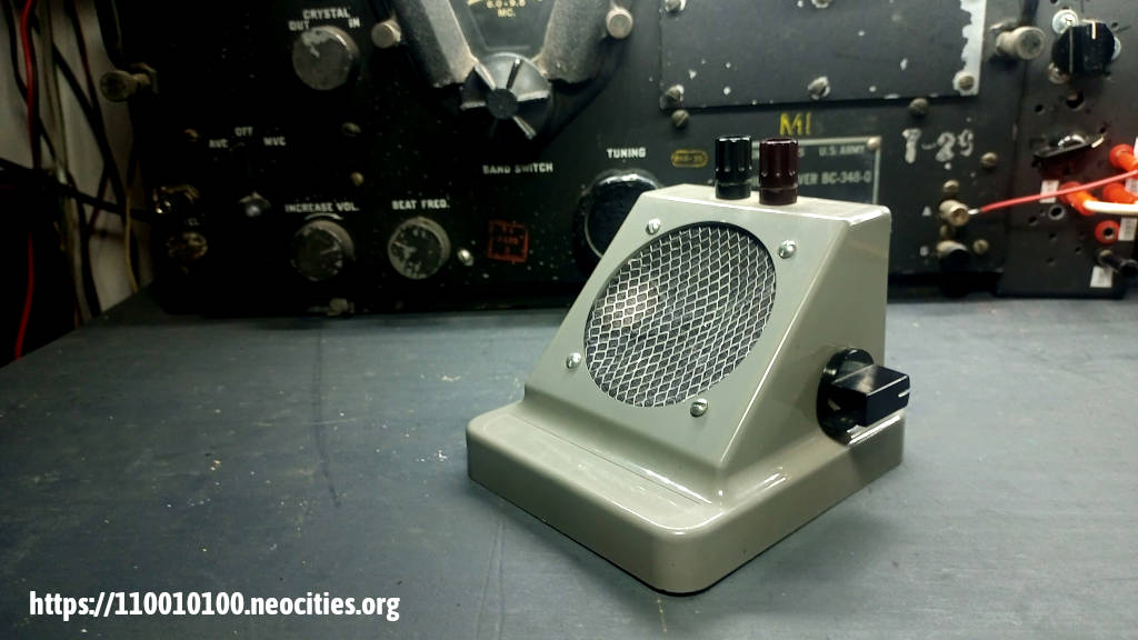 Archivo JPG de una foto del oscilador telegráfico que instalé en una bonita caja y a lado su llave telegráfica