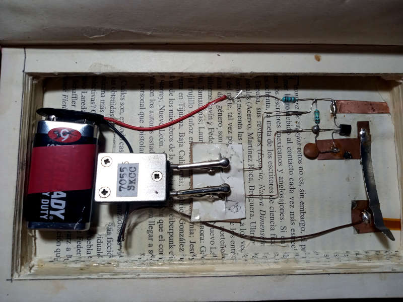 Archivo JPG donde se observa una fotografía del interior del transmisor espía que se encuentra dentro de un libro