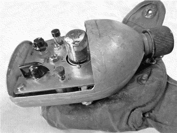 Archivo jpg 
de una fotografía donde se muestra una cantimplora que en su interior contiene un radio receptor a bulbos