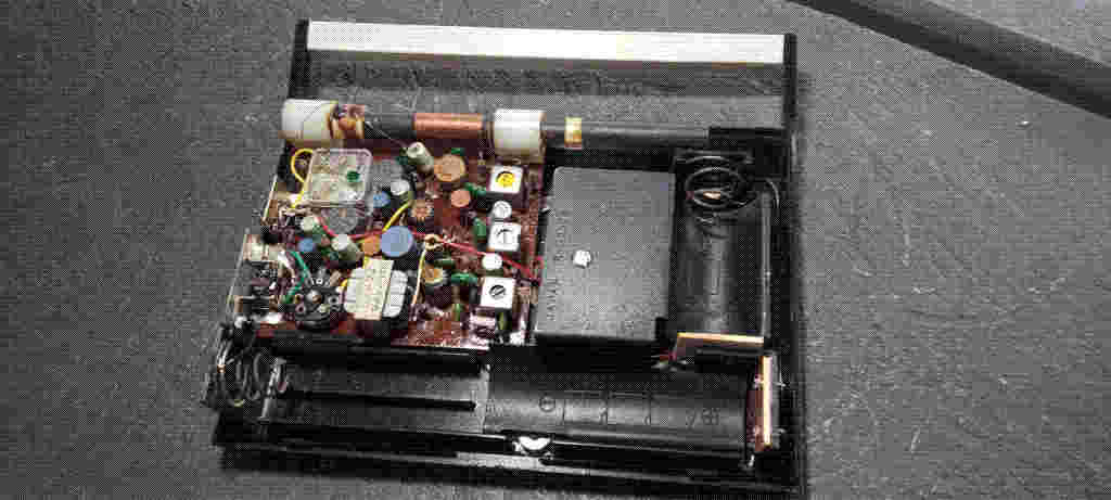 Archivo jpg de una foto donde se observa el interior del radio ya restaurado