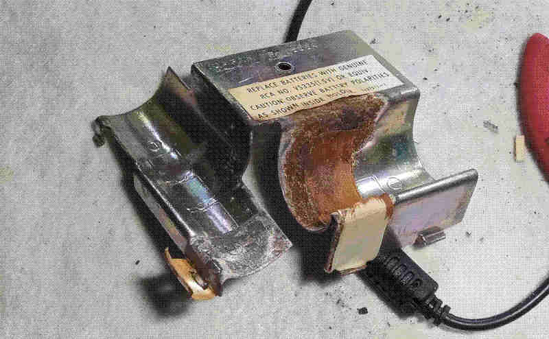 Archivo jpg de una foto donde se observan el receptáculo de las baterías con óxido